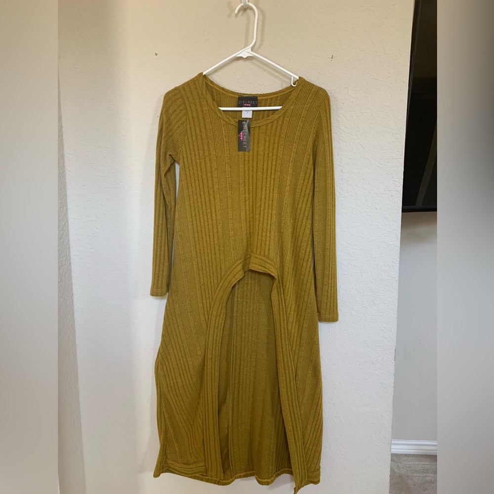 Discreet Brand High Front/Low Back Light Weight Sweater - S